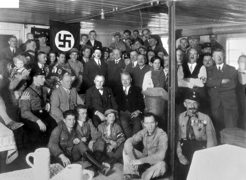 Hitler und Schwarz bei der Einweihung des Umbaus des Palais Barlow in der Brienner Straße zum